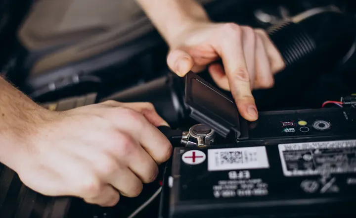 Conexión de pinzas a una batería de automóvil