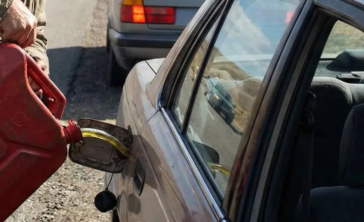Abastecimiento de combustible a un vehículo