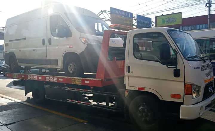 Vehículo transportado sobre una grúa de plataforma