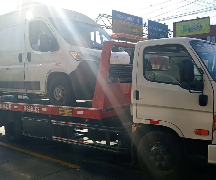 Furgón transportado en una grúa de plataforma