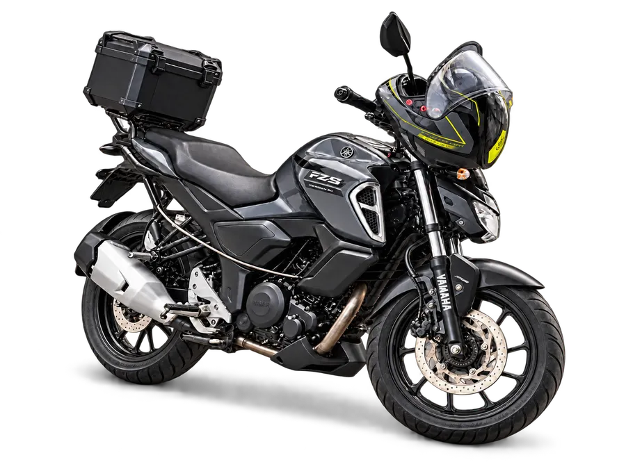 Moto equipada con baúl para asistencia en ruta